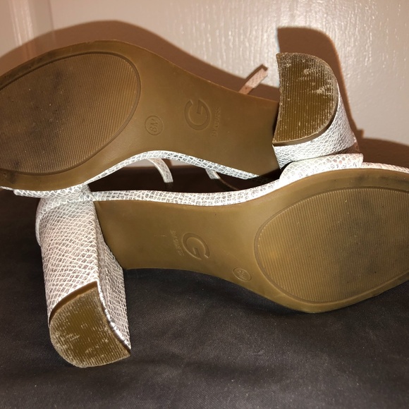 8 White and silver snakeskin Guess heels - Picture 2 of 6